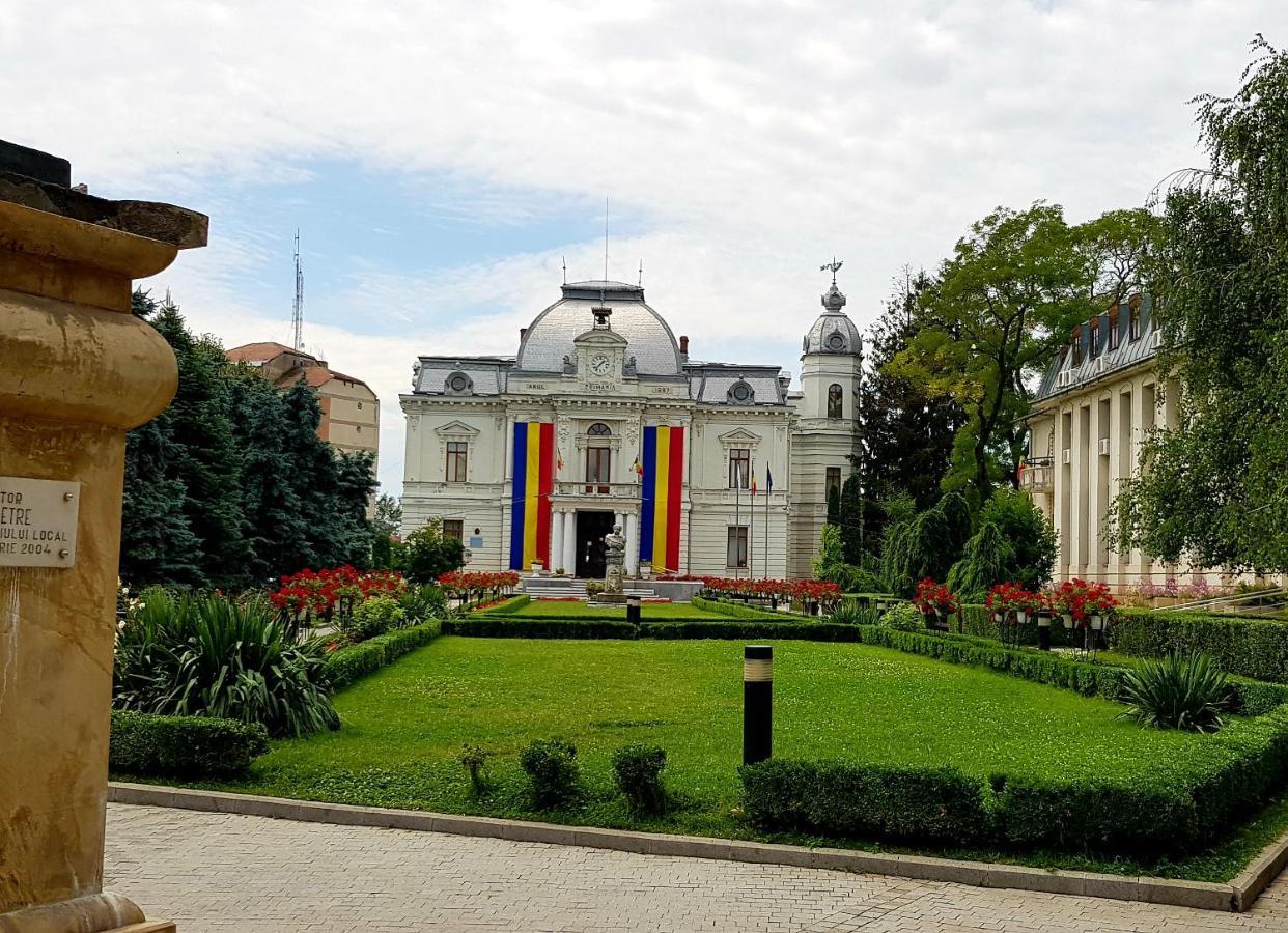Old Town Apartament Targoviste Exterior foto
