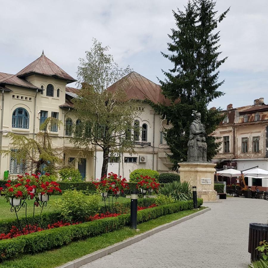 Old Town Apartament Targoviste Exterior foto